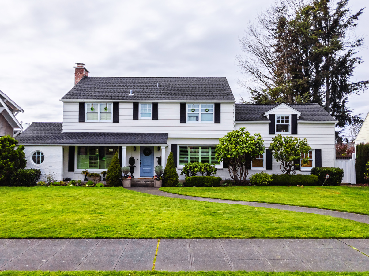 White American Colonial Style House Exterior